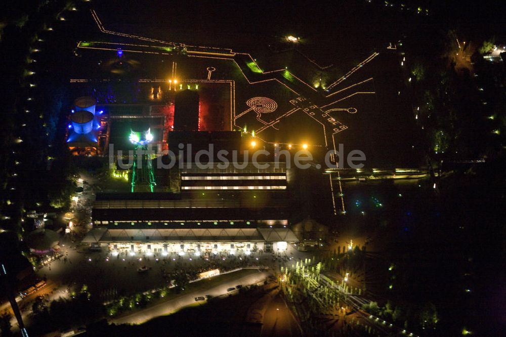 Bochum bei Nacht aus der Vogelperspektive: Nachtluftbild auf die Jahrhunderthalle in Bochum mit Lichtinstallationen zur Extraschicht 2008