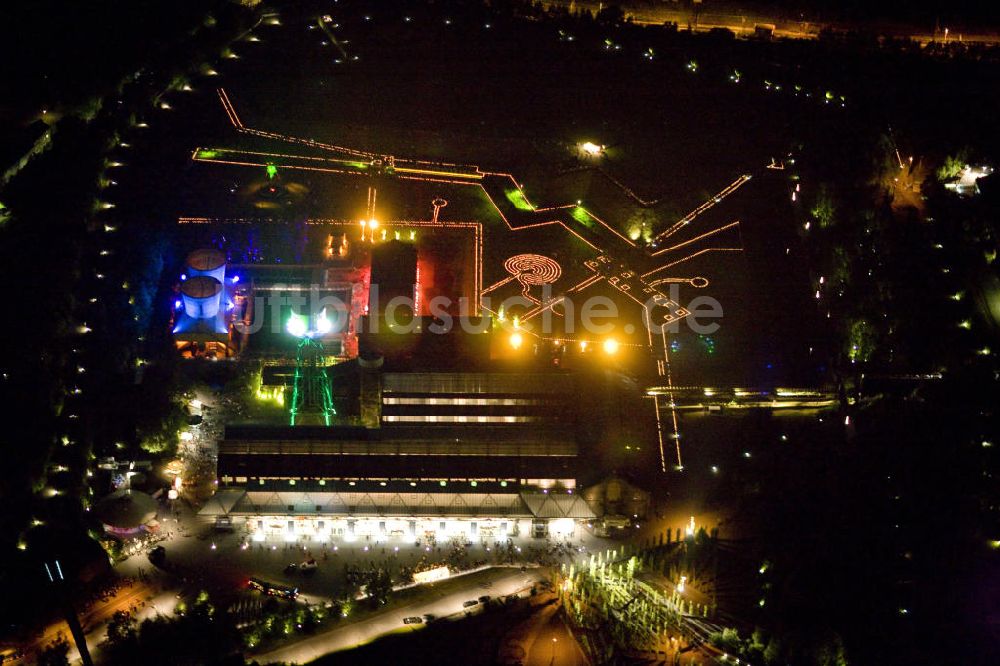 Bochum bei Nacht aus der Vogelperspektive: Nachtluftbild auf die Jahrhunderthalle in Bochum mit Lichtinstallationen zur Extraschicht 2008