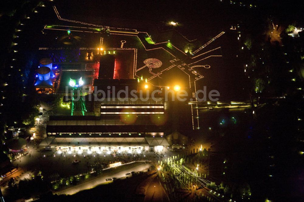 Bochum bei Nacht von oben - Nachtluftbild auf die Jahrhunderthalle in Bochum mit Lichtinstallationen zur Extraschicht 2008