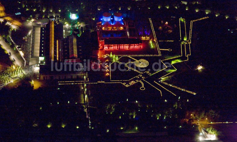 Bochum bei Nacht aus der Vogelperspektive: Nachtluftbild auf die Jahrhunderthalle in Bochum mit Lichtinstallationen zur Extraschicht 2008