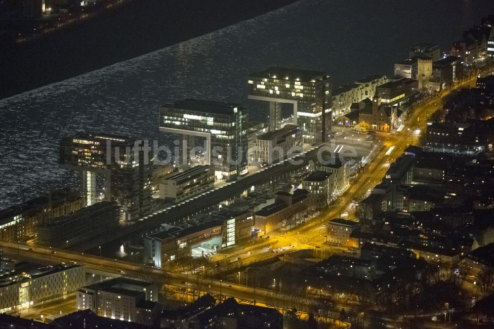 Nacht-Luftaufnahme Köln - Nachtluftbild auf die Neubauten der Kranhäuser am Kölner Rheinauhafen am Ufer des Rhein in Köln in Nordrhein-Westfalen