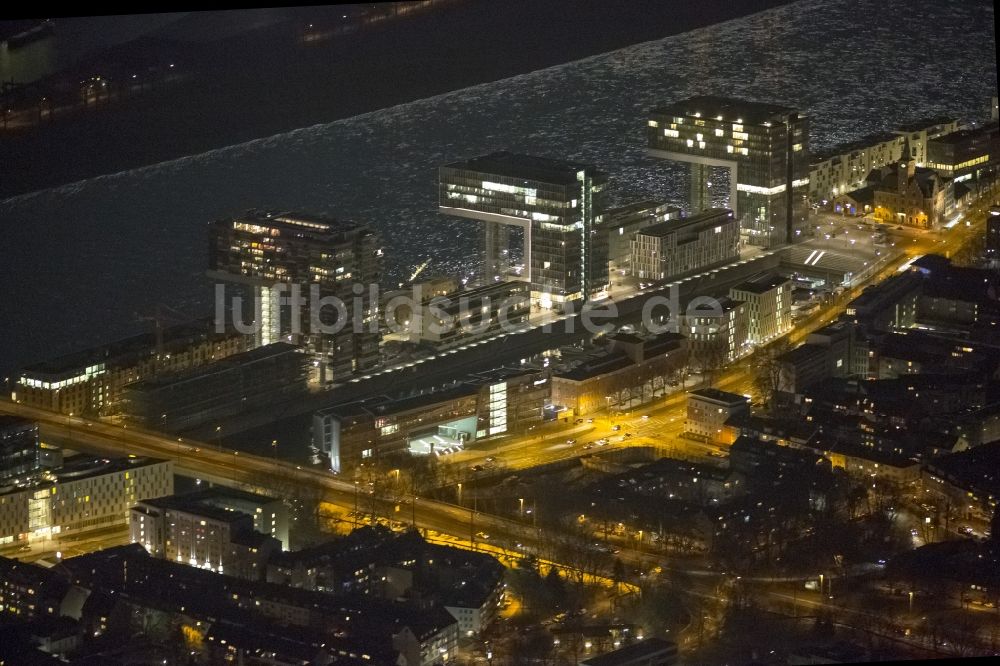 Köln bei Nacht von oben - Nachtluftbild auf die Neubauten der Kranhäuser am Kölner Rheinauhafen am Ufer des Rhein in Köln in Nordrhein-Westfalen