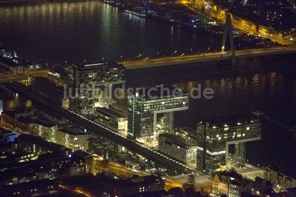 Köln bei Nacht aus der Vogelperspektive: Nachtluftbild auf die Neubauten der Kranhäuser am Kölner Rheinauhafen am Ufer des Rhein in Köln in Nordrhein-Westfalen