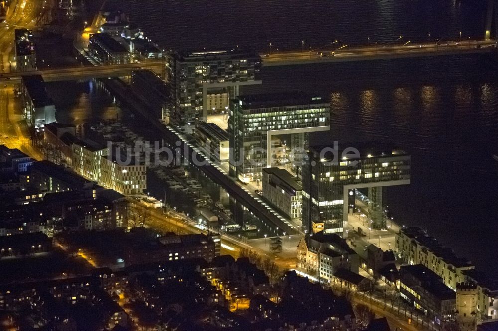 Nachtluftbild Köln - Nachtluftbild auf die Neubauten der Kranhäuser am Kölner Rheinauhafen am Ufer des Rhein in Köln in Nordrhein-Westfalen