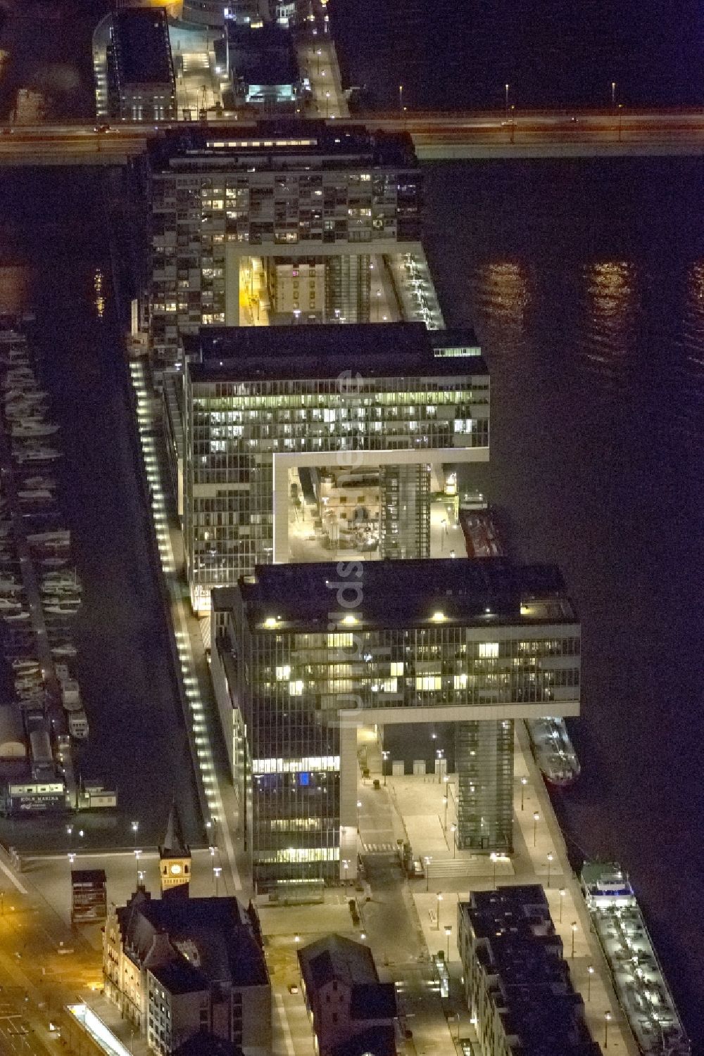 Nacht-Luftaufnahme Köln - Nachtluftbild auf die Neubauten der Kranhäuser am Kölner Rheinauhafen am Ufer des Rhein in Köln in Nordrhein-Westfalen