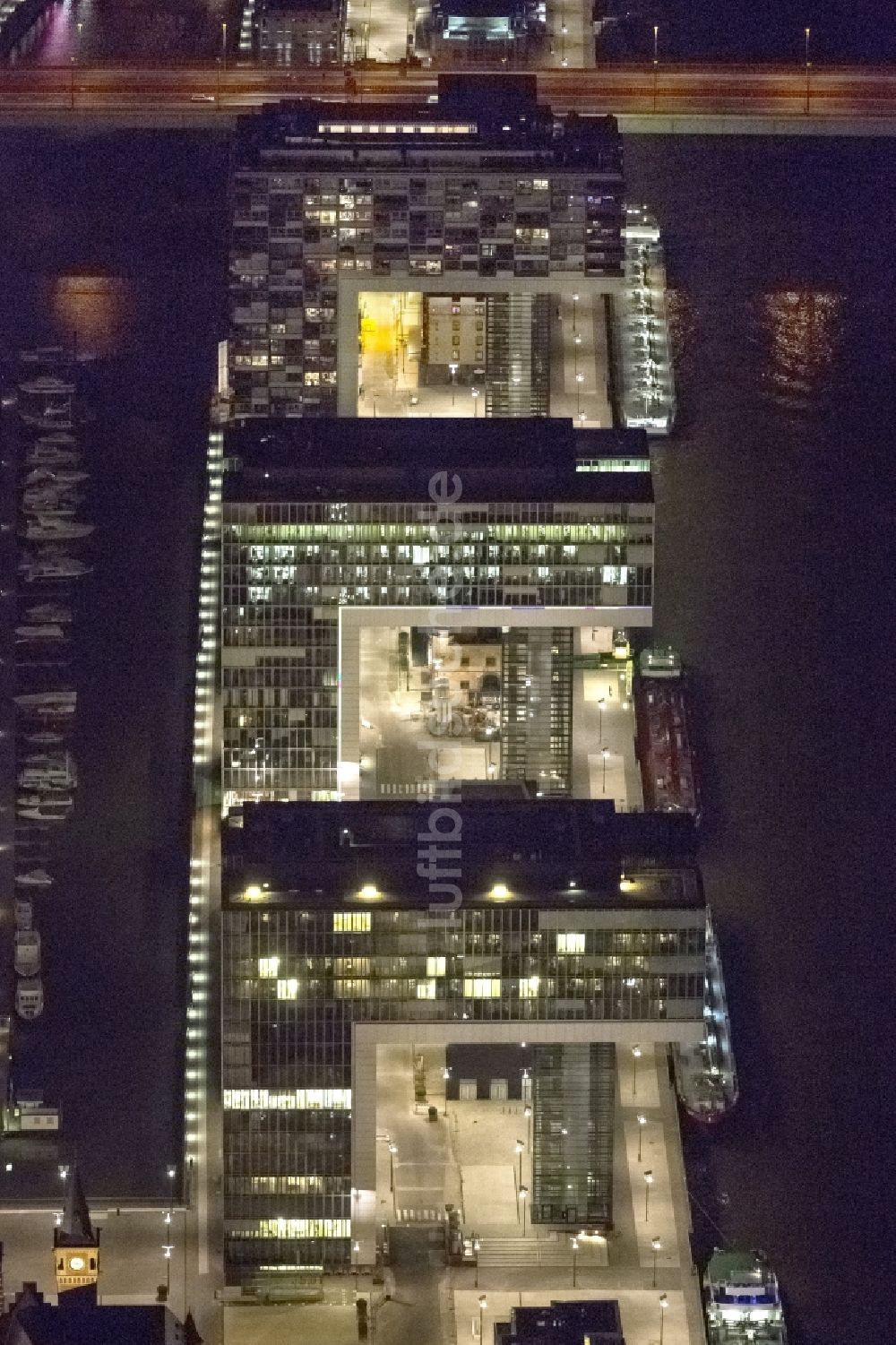 Köln bei Nacht von oben - Nachtluftbild auf die Neubauten der Kranhäuser am Kölner Rheinauhafen am Ufer des Rhein in Köln in Nordrhein-Westfalen