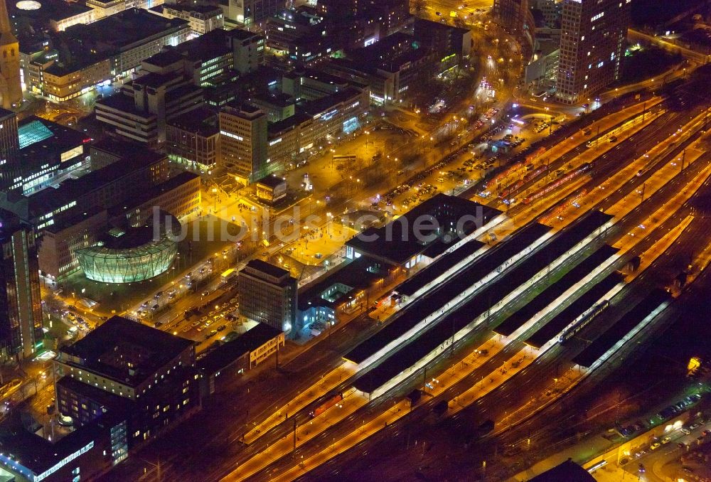 Dortmund bei Nacht aus der Vogelperspektive: Nachtluftbildaufnahme vom Innenstadt - Zentrum am Dortmunder Hauptbahnhof