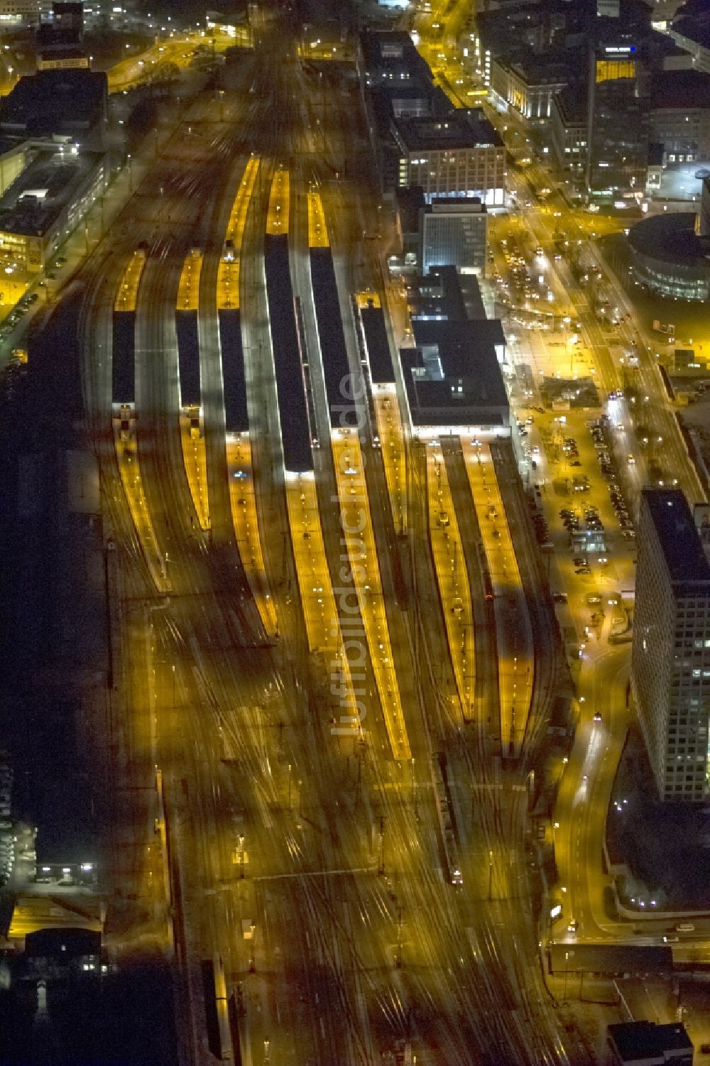 Dortmund bei Nacht aus der Vogelperspektive: Nachtluftbildaufnahme vom Innenstadt - Zentrum am Dortmunder Hauptbahnhof