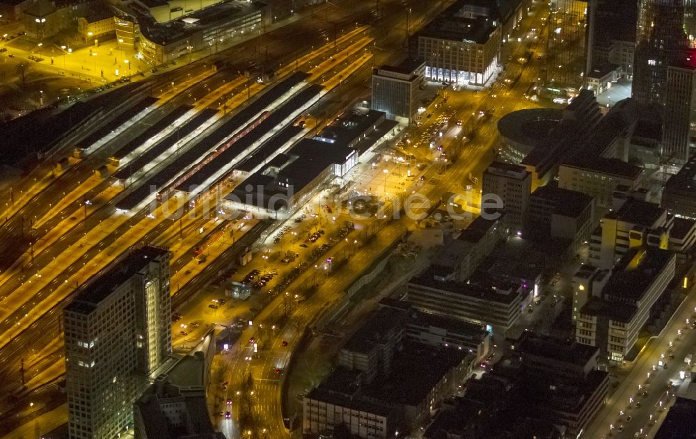 Nachtluftbild Dortmund - Nachtluftbildaufnahme vom Innenstadt - Zentrum am Dortmunder Hauptbahnhof