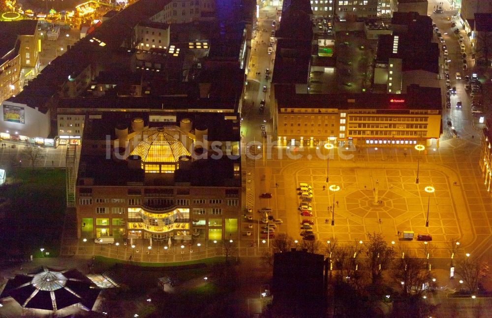 Dortmund bei Nacht von oben - Nachtluftbildaufnahme Rathaus mit Friedensplatz in der Dortmunder Innenstadt