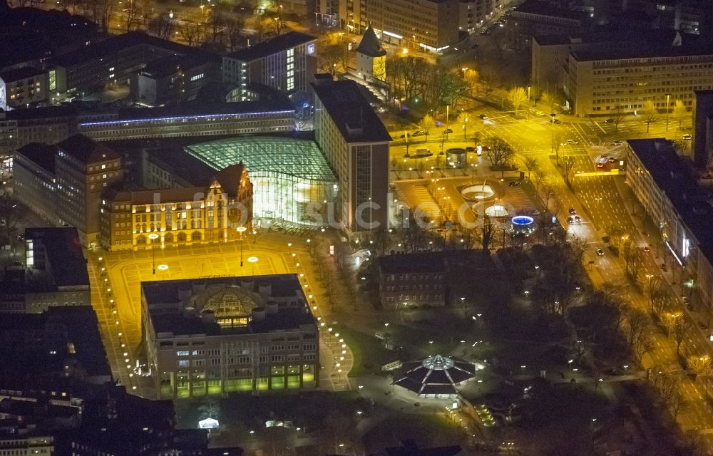 Nachtluftbild Dortmund - Nachtluftbildaufnahme Stadtansicht Rathaus mit Friedensplatz im Zentrum von Dortmund im Bundesland Nordrhein-Westfalen