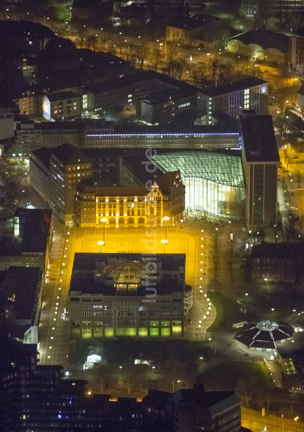 Nacht-Luftaufnahme Dortmund - Nachtluftbildaufnahme Stadtansicht Rathaus mit Friedensplatz im Zentrum von Dortmund im Bundesland Nordrhein-Westfalen