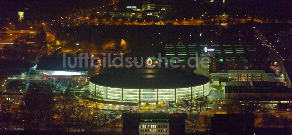 Dortmund bei Nacht aus der Vogelperspektive: Nachtluftbildaufnahme Westfalenhalle in Dortmund im Bundesland Nordrhein-Westfalen