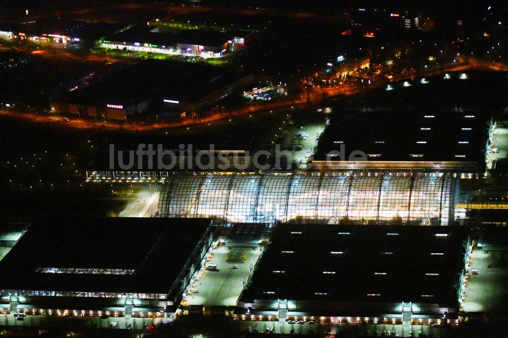 Nacht-Luftaufnahme Leipzig - Nachtluftbild Ausstellungsgelände und Messehallen der LMI - Leipziger Messe International GmbH an der Messe-Allee im Ortsteil Nord in Leipzig im Bundesland Sachsen, Deutschland