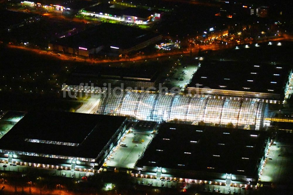 Leipzig bei Nacht von oben - Nachtluftbild Ausstellungsgelände und Messehallen der LMI - Leipziger Messe International GmbH an der Messe-Allee im Ortsteil Nord in Leipzig im Bundesland Sachsen, Deutschland