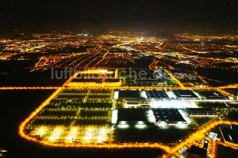 Leipzig bei Nacht von oben - Nachtluftbild Ausstellungsgelände und Messehallen der LMI - Leipziger Messe International GmbH an der Messe-Allee im Ortsteil Nord in Leipzig im Bundesland Sachsen, Deutschland