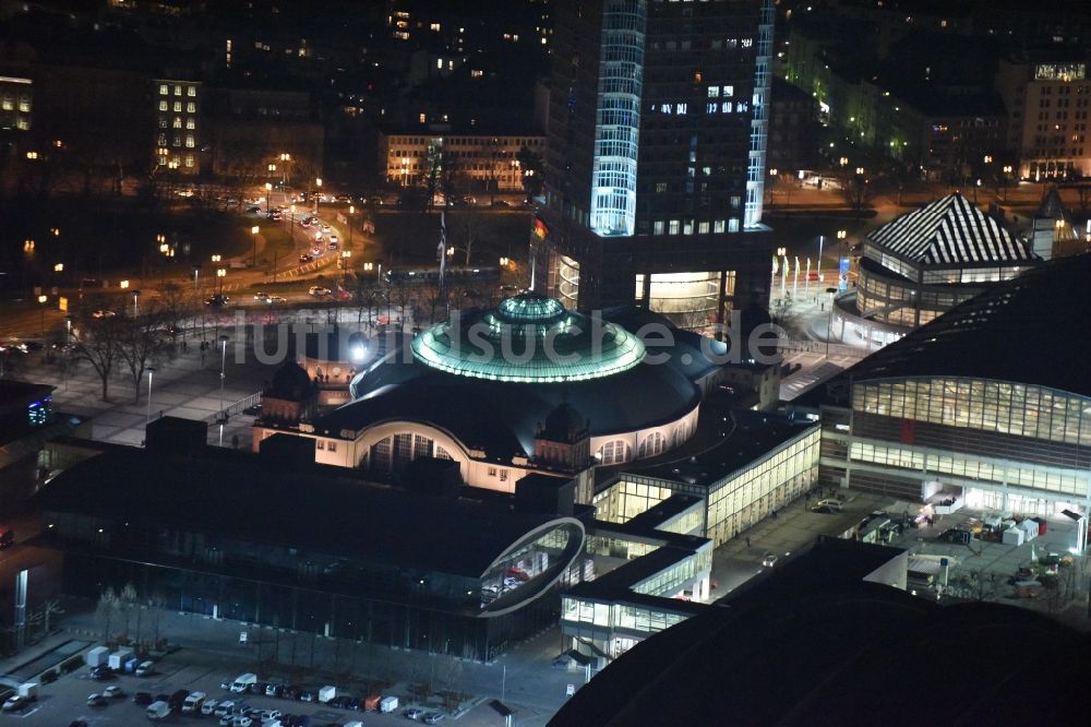 Nachtluftbild Frankfurt am Main - Nachtluftbild Ausstellungsgelände und Messehallen der Messe Frankfurt an der Ludwig-Erhard-Anlage in Frankfurt am Main im Bundesland Hessen