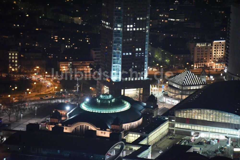 Nacht-Luftaufnahme Frankfurt am Main - Nachtluftbild Ausstellungsgelände und Messehallen der Messe Frankfurt an der Ludwig-Erhard-Anlage in Frankfurt am Main im Bundesland Hessen