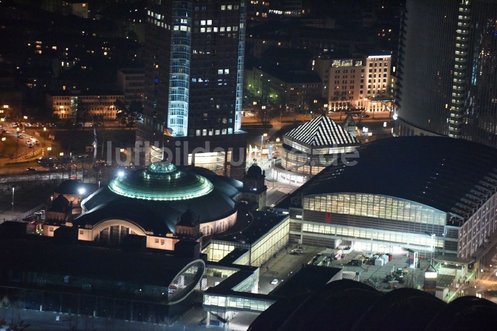 Frankfurt am Main bei Nacht von oben - Nachtluftbild Ausstellungsgelände und Messehallen der Messe Frankfurt an der Ludwig-Erhard-Anlage in Frankfurt am Main im Bundesland Hessen