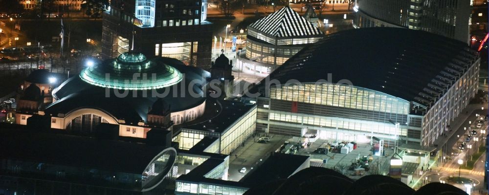 Frankfurt am Main bei Nacht aus der Vogelperspektive: Nachtluftbild Ausstellungsgelände und Messehallen der Messe Frankfurt an der Ludwig-Erhard-Anlage in Frankfurt am Main im Bundesland Hessen