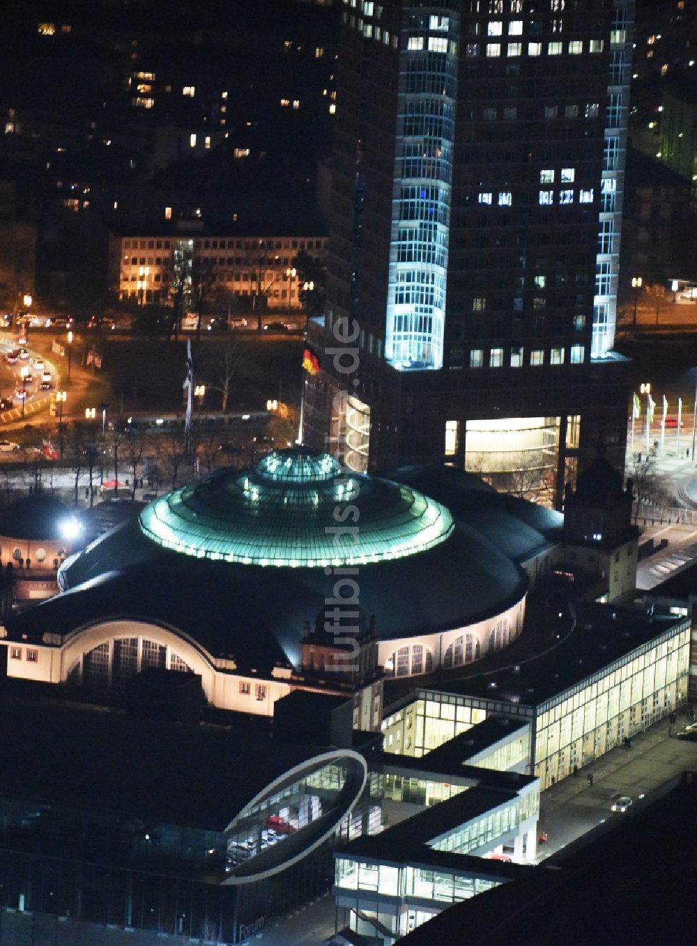 Nachtluftbild Frankfurt am Main - Nachtluftbild Ausstellungsgelände und Messehallen der Messe Frankfurt an der Ludwig-Erhard-Anlage in Frankfurt am Main im Bundesland Hessen