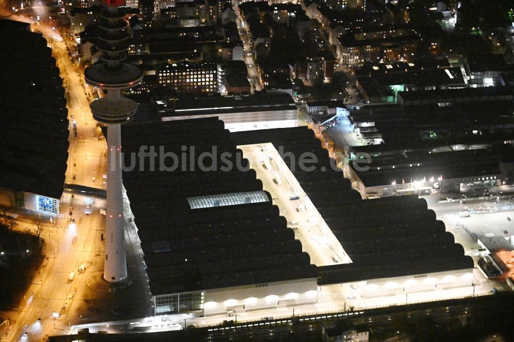 Hamburg bei Nacht aus der Vogelperspektive: Nachtluftbild Ausstellungsgelände und Messehallen der Neuen Messe der Hamburg Messe und Congress GmbH am Fernsehturm Heinrich-Hertz-Turm in Hamburg