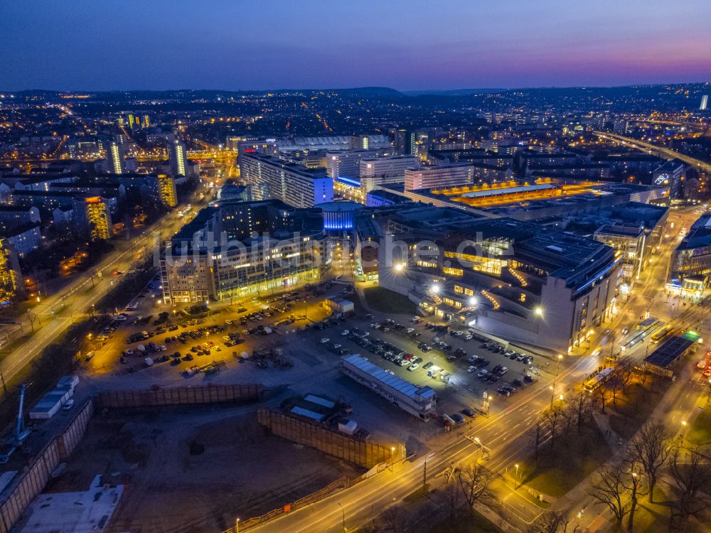 Dresden bei Nacht aus der Vogelperspektive: Nachtluftbild Auto- Parkplatz und Abstellfläche in Dresden im Bundesland Sachsen, Deutschland