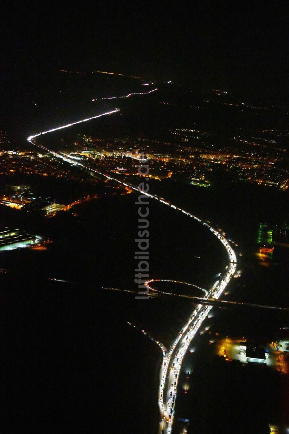 Nacht-Luftaufnahme Ludwigsfelde - Nachtluftbild Autobahn- Abfahrt der BAB A10 zur L101 in Ludwigsfelde im Bundesland Brandenburg, Deutschland