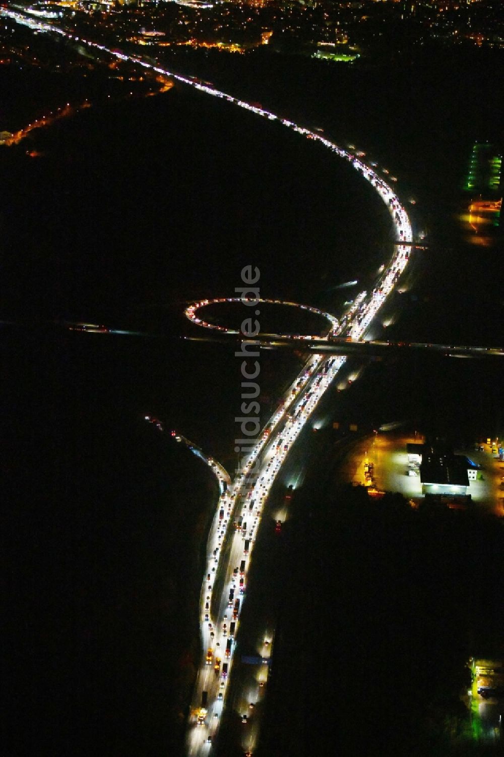 Ludwigsfelde bei Nacht von oben - Nachtluftbild Autobahn- Abfahrt der BAB A10 zur L101 in Ludwigsfelde im Bundesland Brandenburg, Deutschland