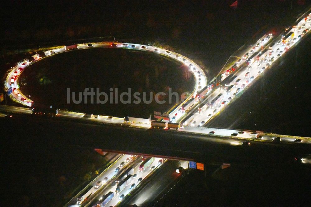 Ludwigsfelde bei Nacht aus der Vogelperspektive: Nachtluftbild Autobahn- Abfahrt der BAB A10 zur L101 in Ludwigsfelde im Bundesland Brandenburg, Deutschland