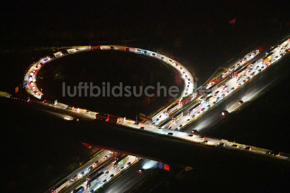 Nachtluftbild Ludwigsfelde - Nachtluftbild Autobahn- Abfahrt der BAB A10 zur L101 in Ludwigsfelde im Bundesland Brandenburg, Deutschland