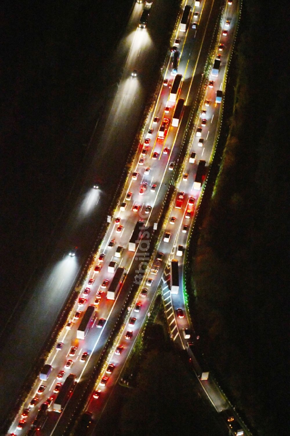 Nacht-Luftaufnahme Ludwigsfelde - Nachtluftbild Autobahn- Abfahrt der BAB A10 zur L101 in Ludwigsfelde im Bundesland Brandenburg, Deutschland