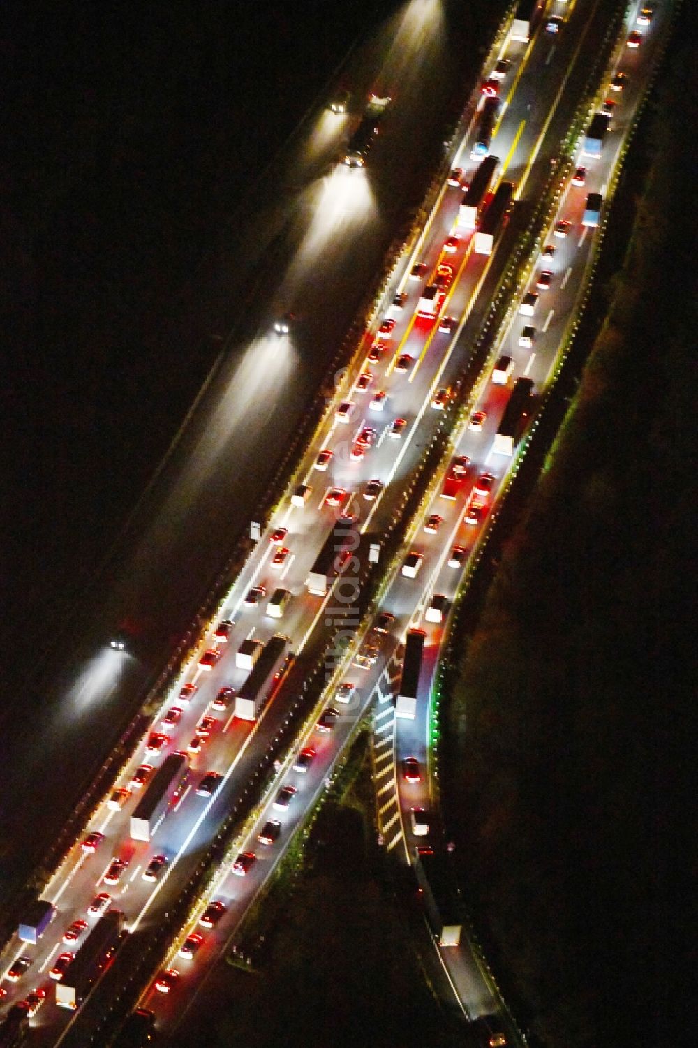 Ludwigsfelde bei Nacht von oben - Nachtluftbild Autobahn- Abfahrt der BAB A10 zur L101 in Ludwigsfelde im Bundesland Brandenburg, Deutschland