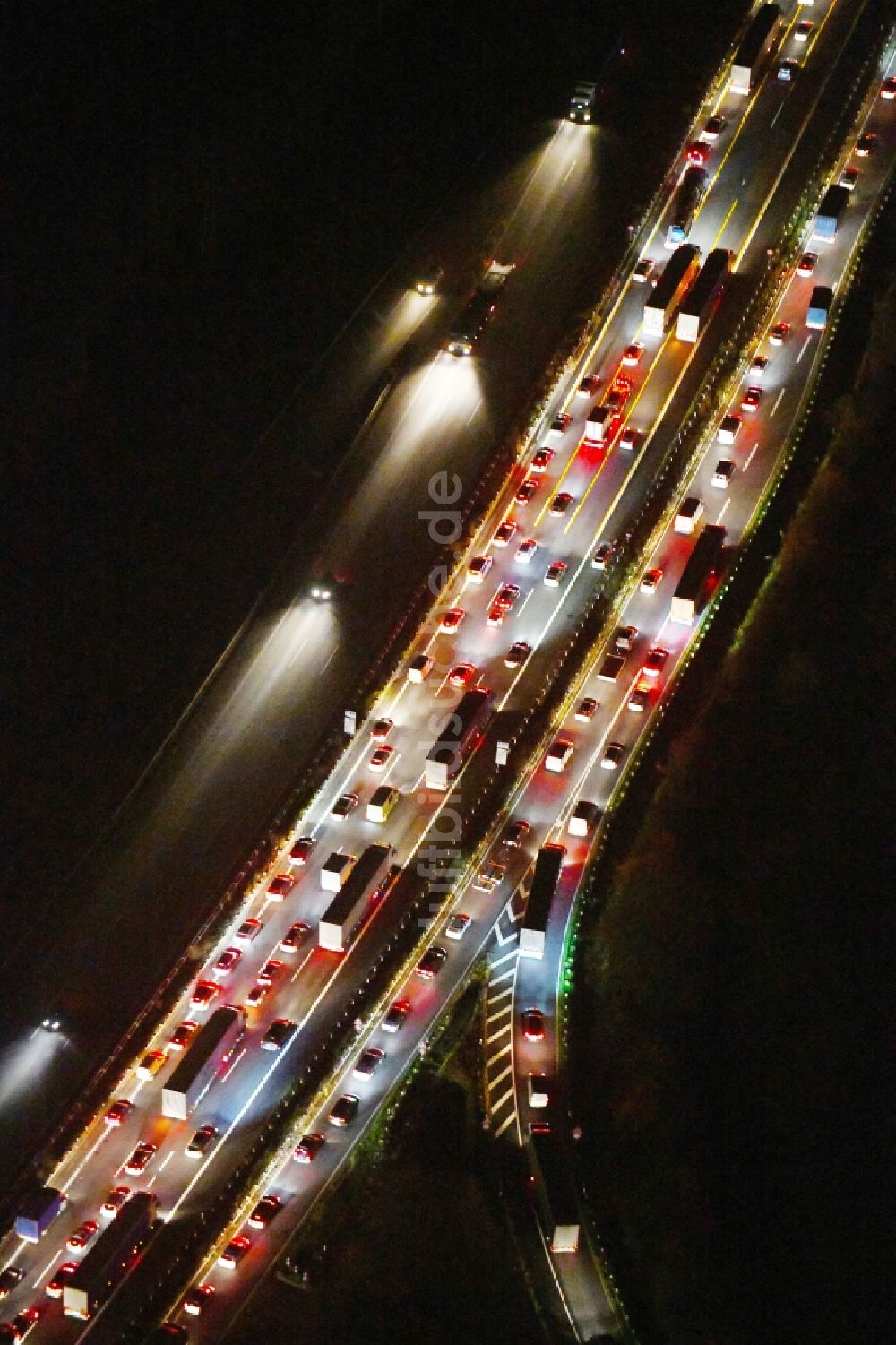 Ludwigsfelde bei Nacht aus der Vogelperspektive: Nachtluftbild Autobahn- Abfahrt der BAB A10 zur L101 in Ludwigsfelde im Bundesland Brandenburg, Deutschland