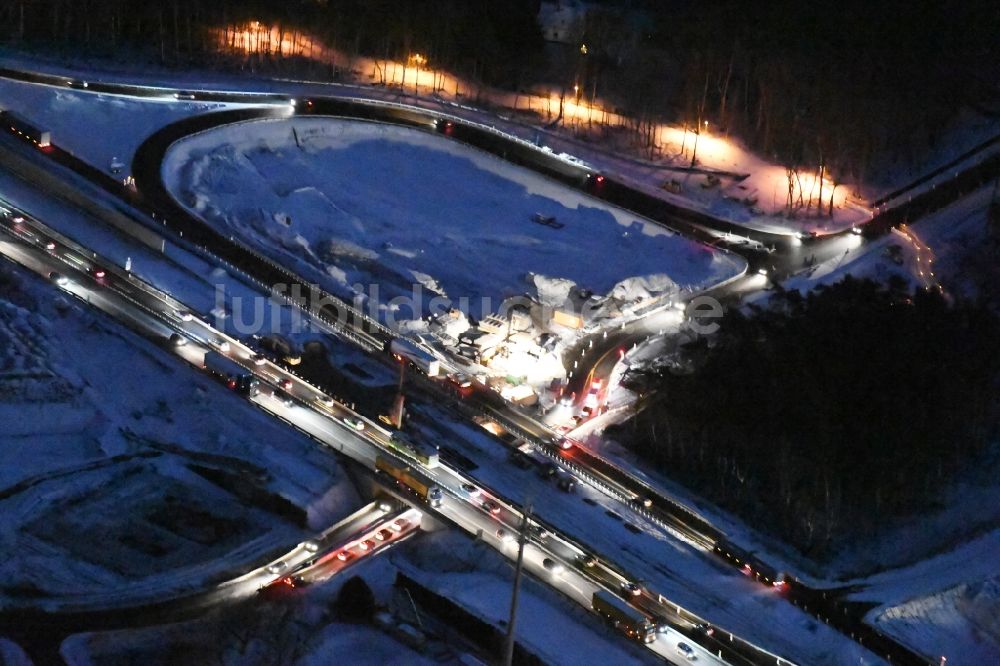 Wildenbruch bei Nacht von oben - Nachtluftbild Autobahn- Ausbau und Spur- Verbreiterung im Streckenverlauf der BAB A10 zur 8-streifigen Spur- Erweiterung in Michendorf im Bundesland Brandenburg