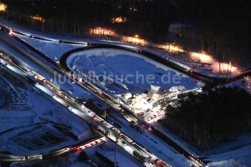 Wildenbruch bei Nacht aus der Vogelperspektive: Nachtluftbild Autobahn- Ausbau und Spur- Verbreiterung im Streckenverlauf der BAB A10 zur 8-streifigen Spur- Erweiterung in Michendorf im Bundesland Brandenburg