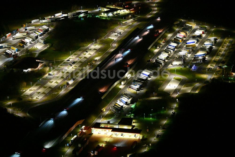Nachtluftbild Krauschwitz - Nachtluftbild Autobahn- Raststätte und Parkplatz der BAB A9 - Osterfeld West in Krauschwitz im Bundesland Sachsen-Anhalt, Deutschland
