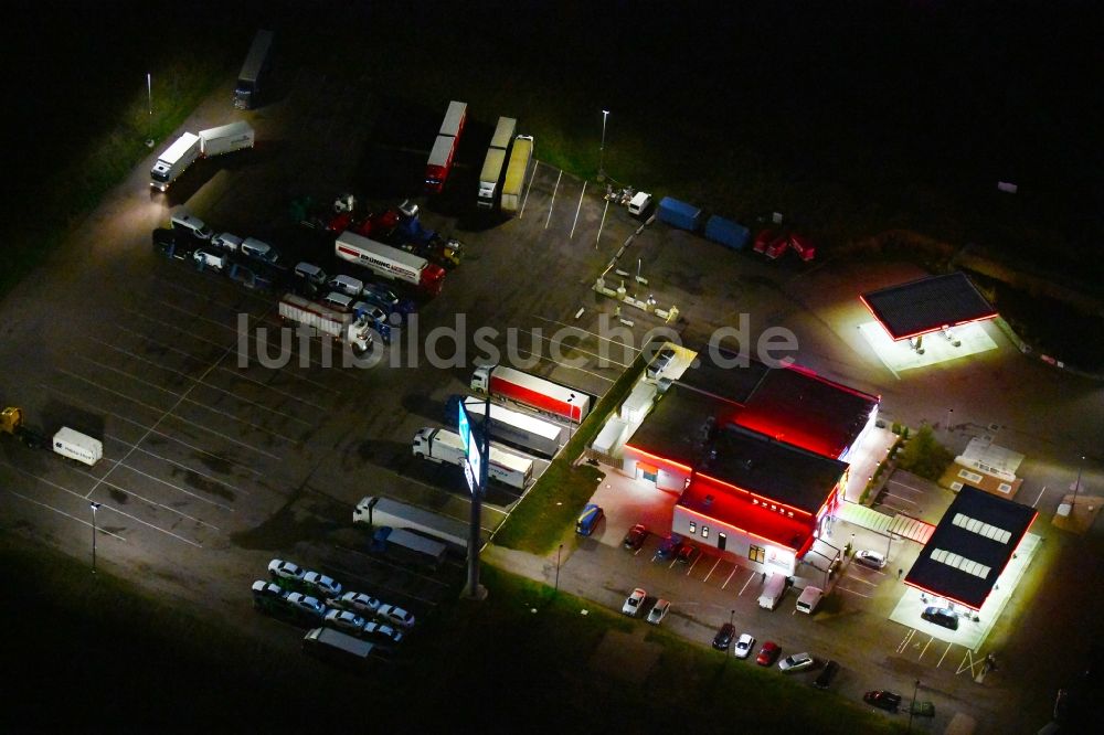 Landsberg bei Nacht von oben - Nachtluftbild Autobahn- Raststätte und Parkplatz der BAB A14 TOTAL Autohof in Landsberg im Bundesland Sachsen-Anhalt, Deutschland