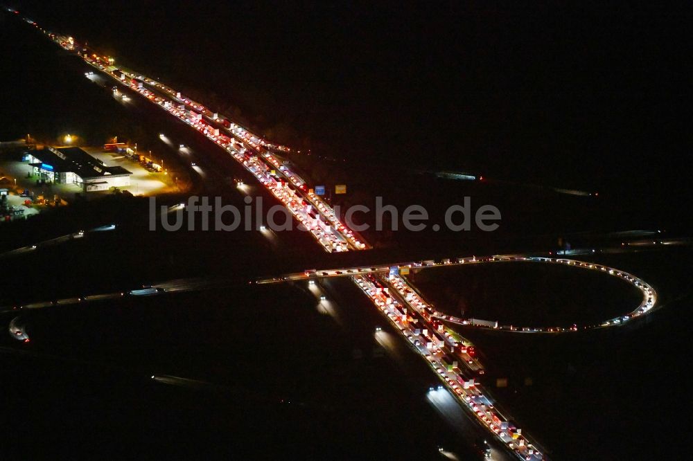 Nacht-Luftaufnahme Ludwigsfelde - Nachtluftbild Autobahn- Stau im Streckenverlauf der BAB A10 in Ludwigsfelde im Bundesland Brandenburg, Deutschland