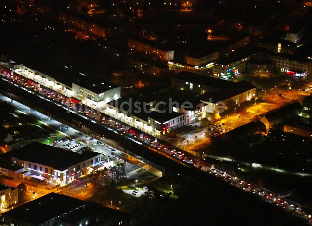 Ludwigsfelde bei Nacht von oben - Nachtluftbild Autobahn- Trasse und Streckenverlauf der BAB A10 mit Staubildung in Ludwigsfelde im Bundesland Brandenburg, Deutschland