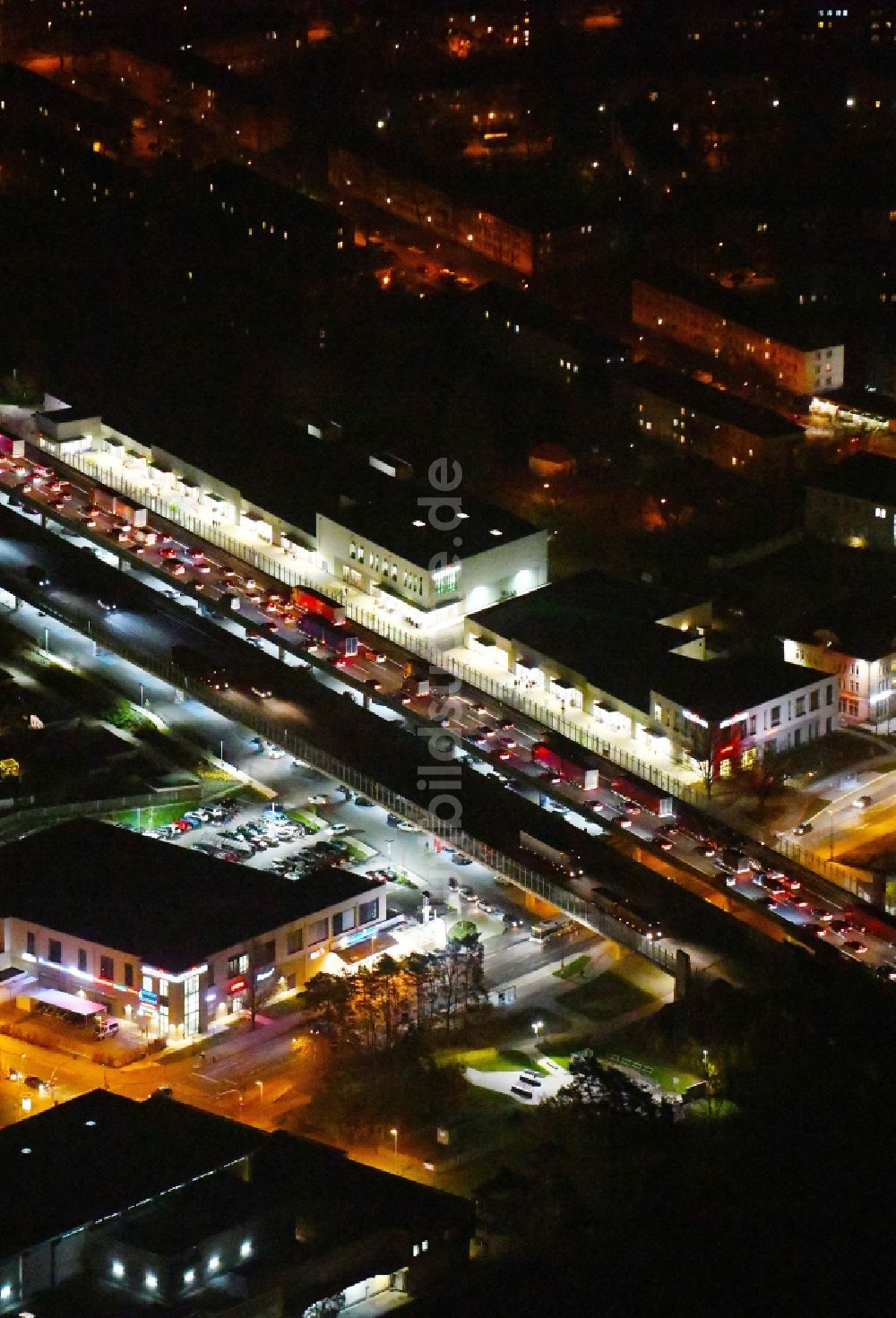 Ludwigsfelde bei Nacht aus der Vogelperspektive: Nachtluftbild Autobahn- Trasse und Streckenverlauf der BAB A10 mit Staubildung in Ludwigsfelde im Bundesland Brandenburg, Deutschland