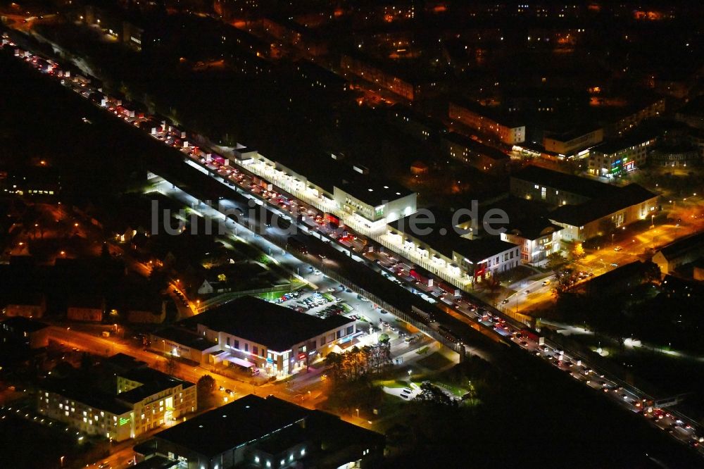 Nachtluftbild Ludwigsfelde - Nachtluftbild Autobahn- Trasse und Streckenverlauf der BAB A10 mit Staubildung in Ludwigsfelde im Bundesland Brandenburg, Deutschland