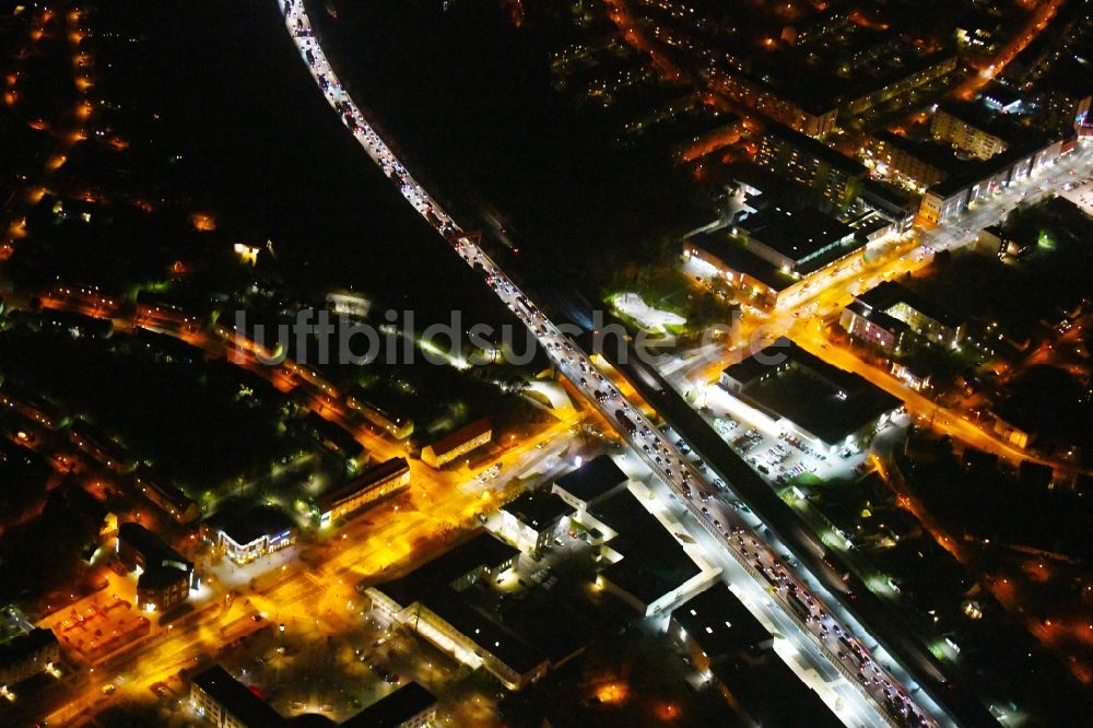 Nachtluftbild Ludwigsfelde - Nachtluftbild Autobahn- Trasse und Streckenverlauf der BAB A10 mit Staubildung in Ludwigsfelde im Bundesland Brandenburg, Deutschland