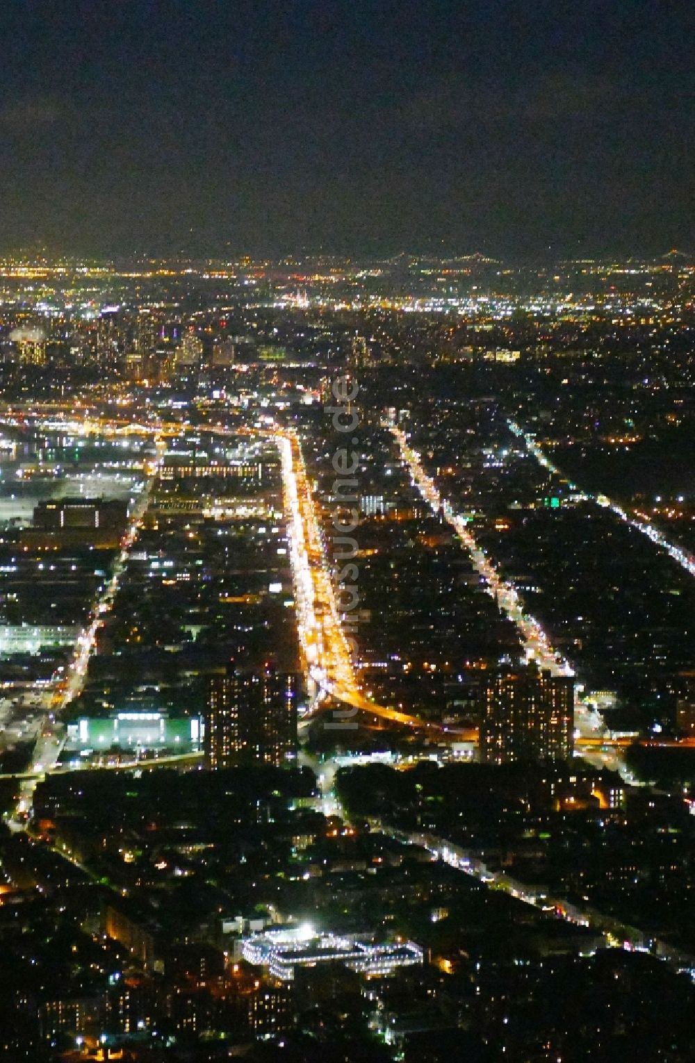 New York bei Nacht aus der Vogelperspektive: Nachtluftbild Autobahn- Trasse und Streckenverlauf der Belt Pkwy 278 im Ortsteil Brooklyn in New York in USA