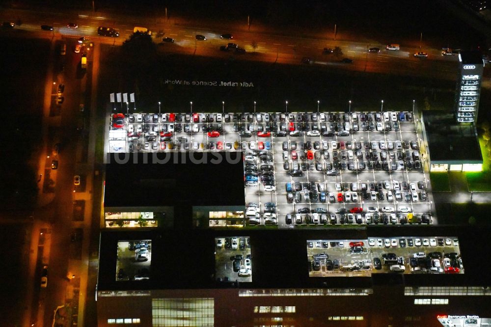 Nachtluftbild Berlin - Nachtluftbild Autohandels- Gebäude des Autohauses Audi Zentrum Adlershof in Berlin, Deutschland