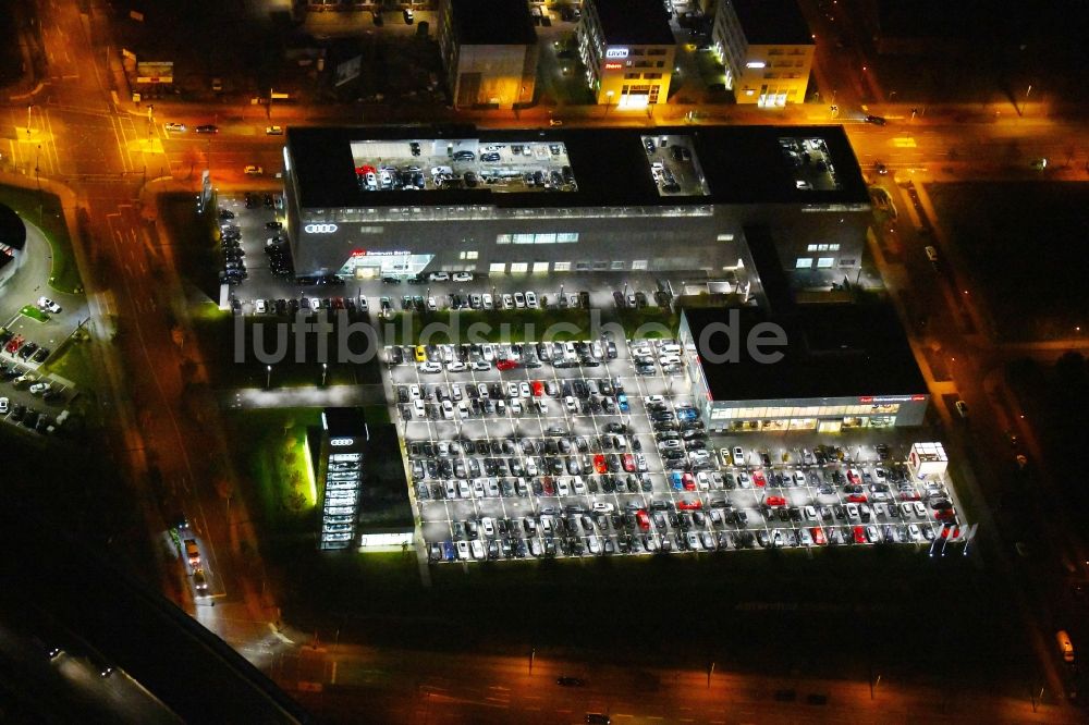 Nacht-Luftaufnahme Berlin - Nachtluftbild Autohandels- Gebäude des Autohauses Audi Zentrum Adlershof in Berlin, Deutschland