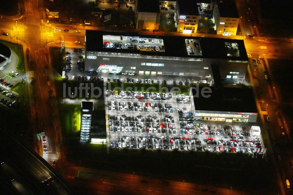 Berlin bei Nacht von oben - Nachtluftbild Autohandels- Gebäude des Autohauses Audi Zentrum Adlershof in Berlin, Deutschland