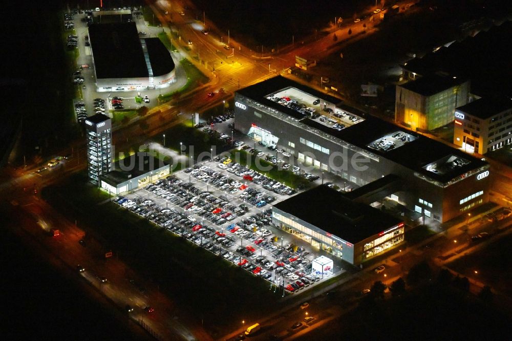 Berlin bei Nacht aus der Vogelperspektive: Nachtluftbild Autohandels- Gebäude des Autohauses Audi Zentrum Adlershof in Berlin, Deutschland