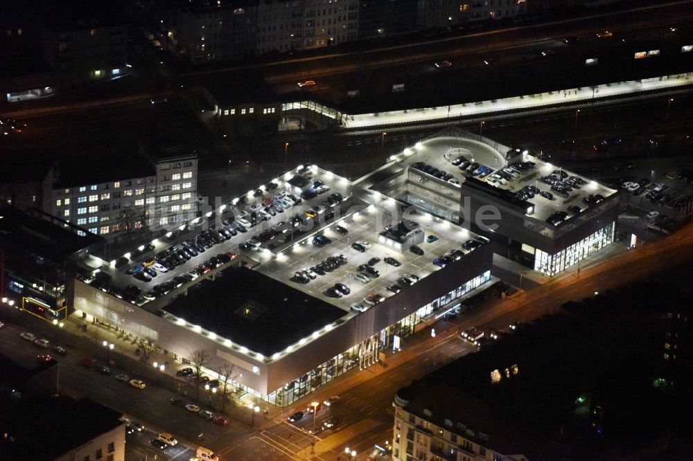 Berlin bei Nacht aus der Vogelperspektive: Nachtluftbild Autohandels- Gebäude des Autohauses BMW Niederlassung Berlin Kaiserdamm im Ortsteil Westend in Berlin, Deutschland