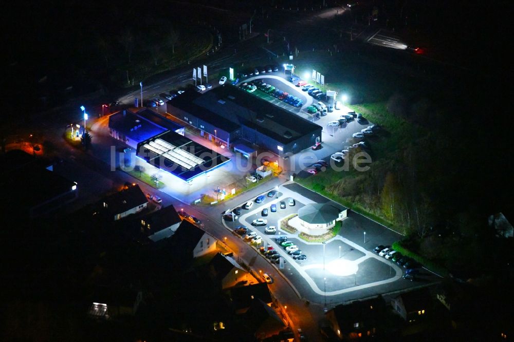 Leipzig bei Nacht von oben - Nachtluftbild Autohandels- Gebäude des Autohauses Car-Point - Auto-Center Weber GmbH in Leipzig im Bundesland Sachsen, Deutschland